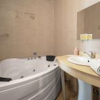 Люкс (Двухкомнатный с ванной), Отель Лабиринт