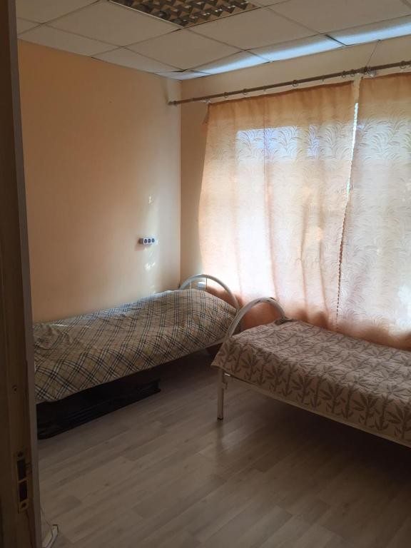 Номер (Односпальная кровать в общем мужском номере) гостевого дома Арена, Краснодар