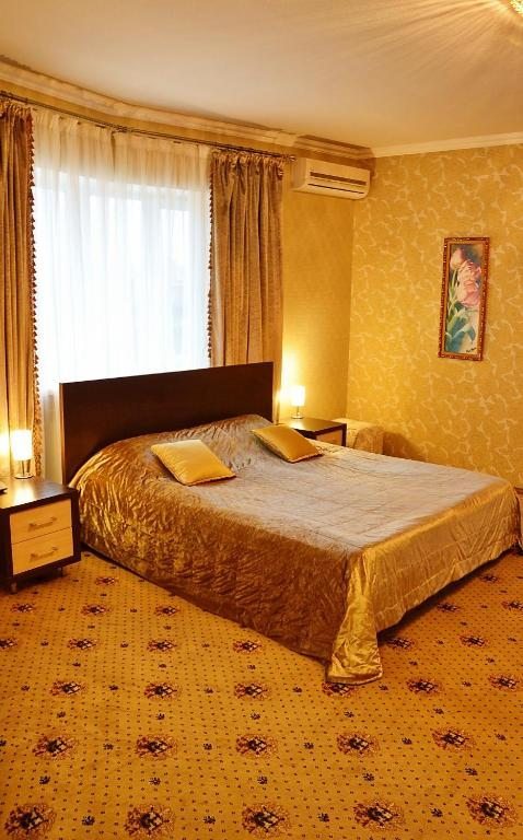 Трехместный (Улучшенный двухместный номер с 1 двуспальной кроватью и диваном) отеля БогАрт, Краснодар