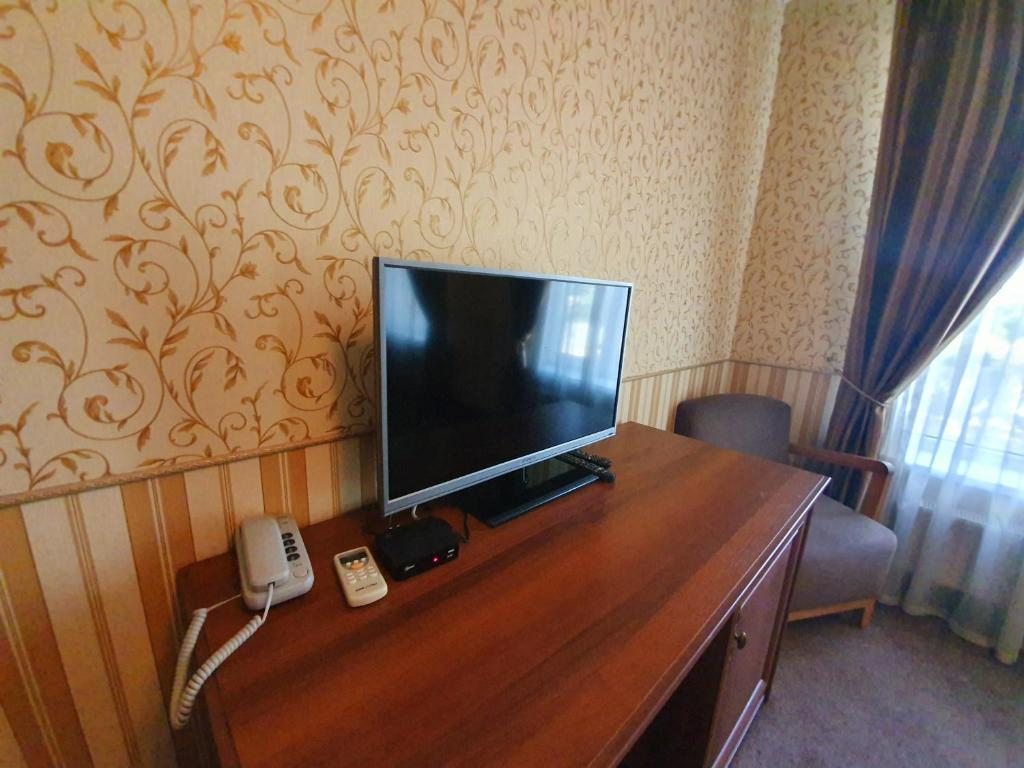 Трехместный (Трехместный номер с собственной ванной комнатой) отеля Гермес, Краснодар