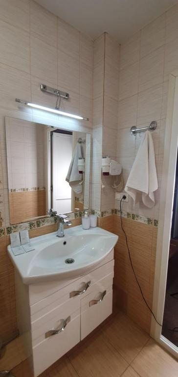 Двухместный (Улучшенный двухместный номер с 1 кроватью или 2 отдельными кроватями и собственной ванной комнатой) отеля Гермес, Краснодар