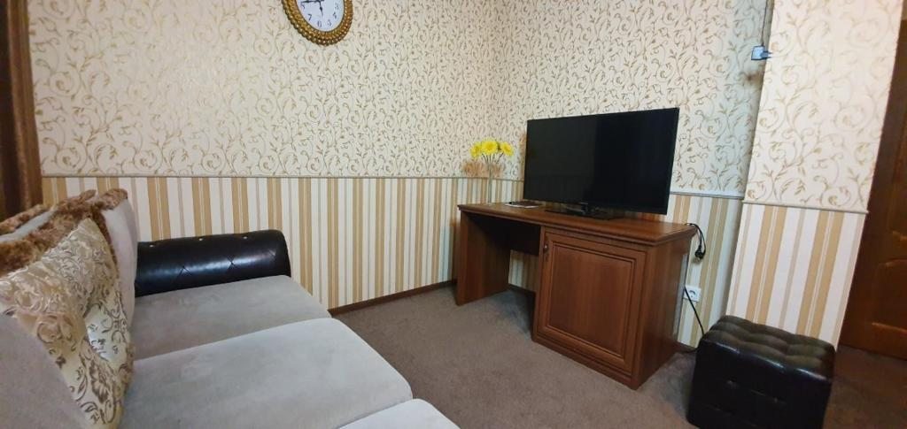 Четырехместный (Четырехместный номер с собственной ванной комнатой) отеля Гермес, Краснодар
