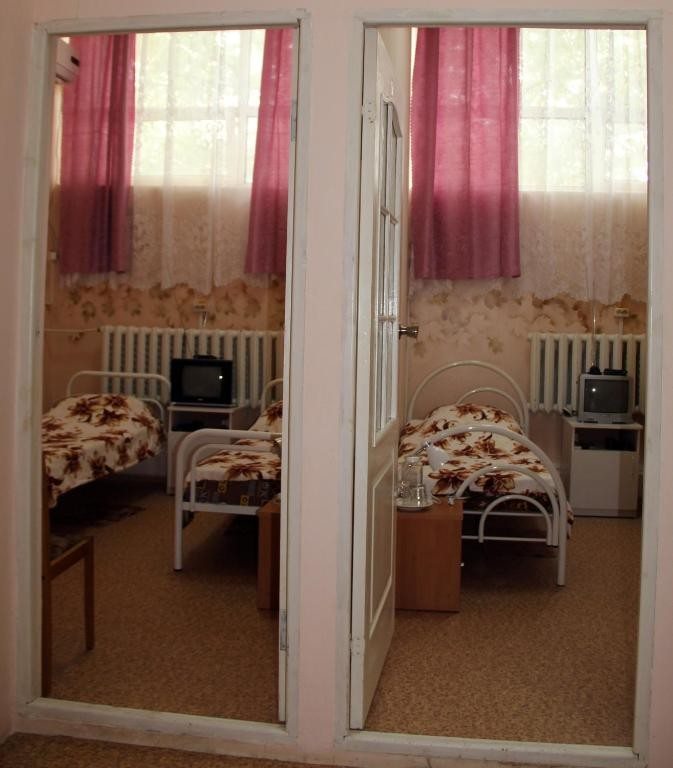 Четырехместный (Четырехместный номер с душем) отеля Краснодарская Бальнеолечебница