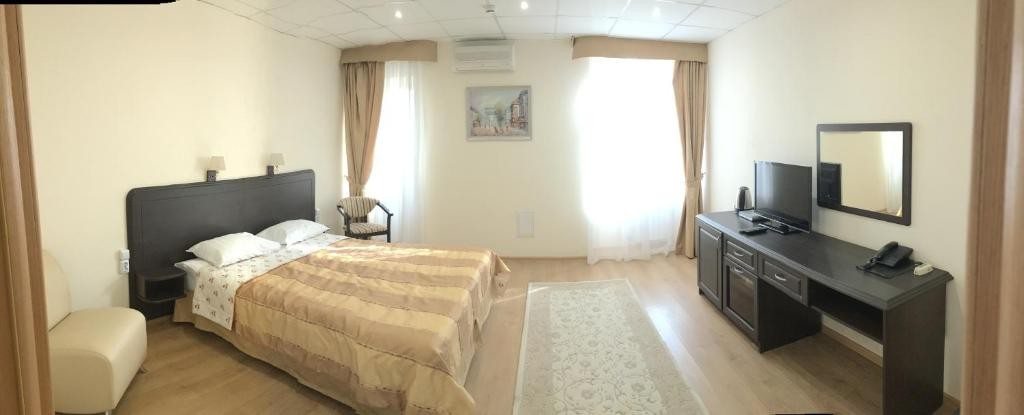 Двухместный (Двухместный номер с двуспальной кроватью и дополнительной кроватью) мини-отеля Элегия, Краснодар