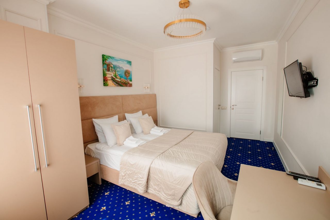 Двухместный (Стандартный двухместный номер с двуспальной кроватью и видом во двор) отеля Люмьер, Москва