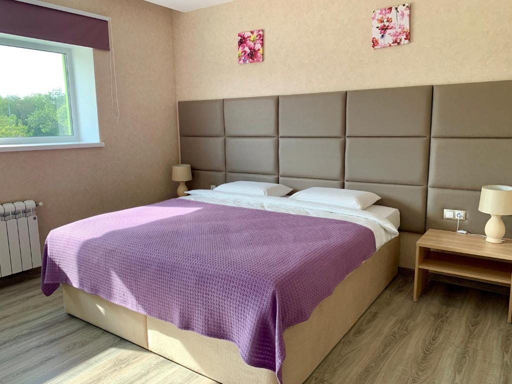 Двухместный (Улучшенный номер с кроватью размера «king-size») отеля Взлет, Оренбург