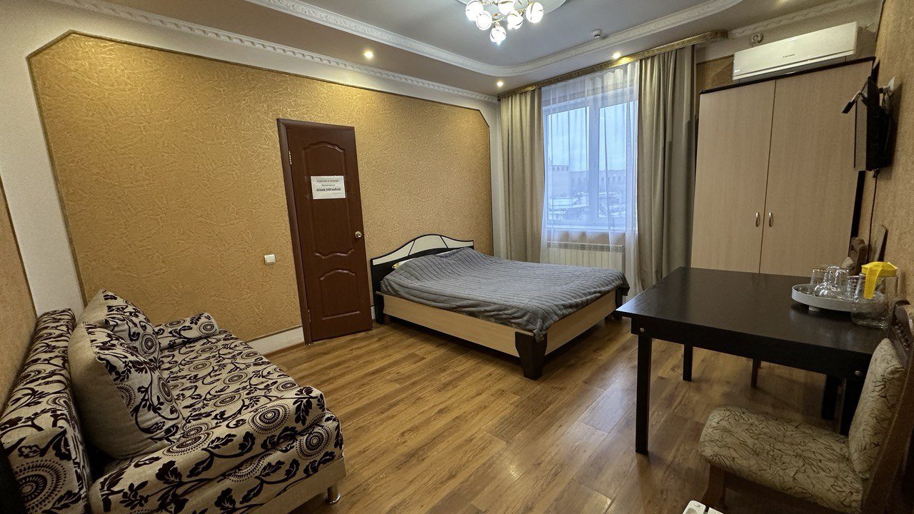 Двухместный (Трёхместный номер Делюкс с 1 двухспальной кроватью и диваном) гостиницы Милана, Оренбург