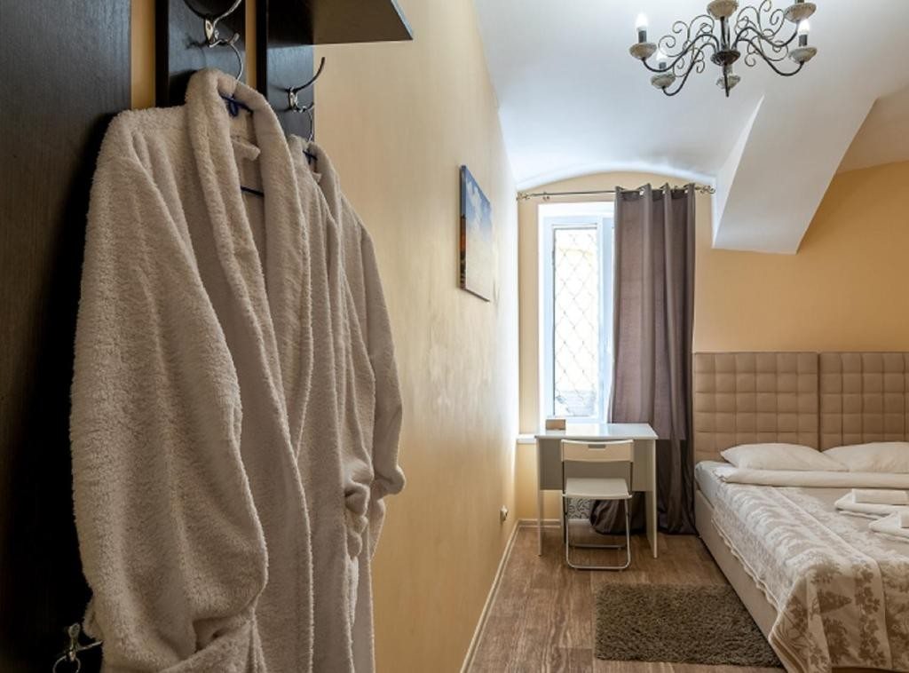 Двухместный (Двухместный номер с 1 кроватью или 2 отдельными кроватями и внешней ванной комнатой) мини-отеля Адель, Санкт-Петербург