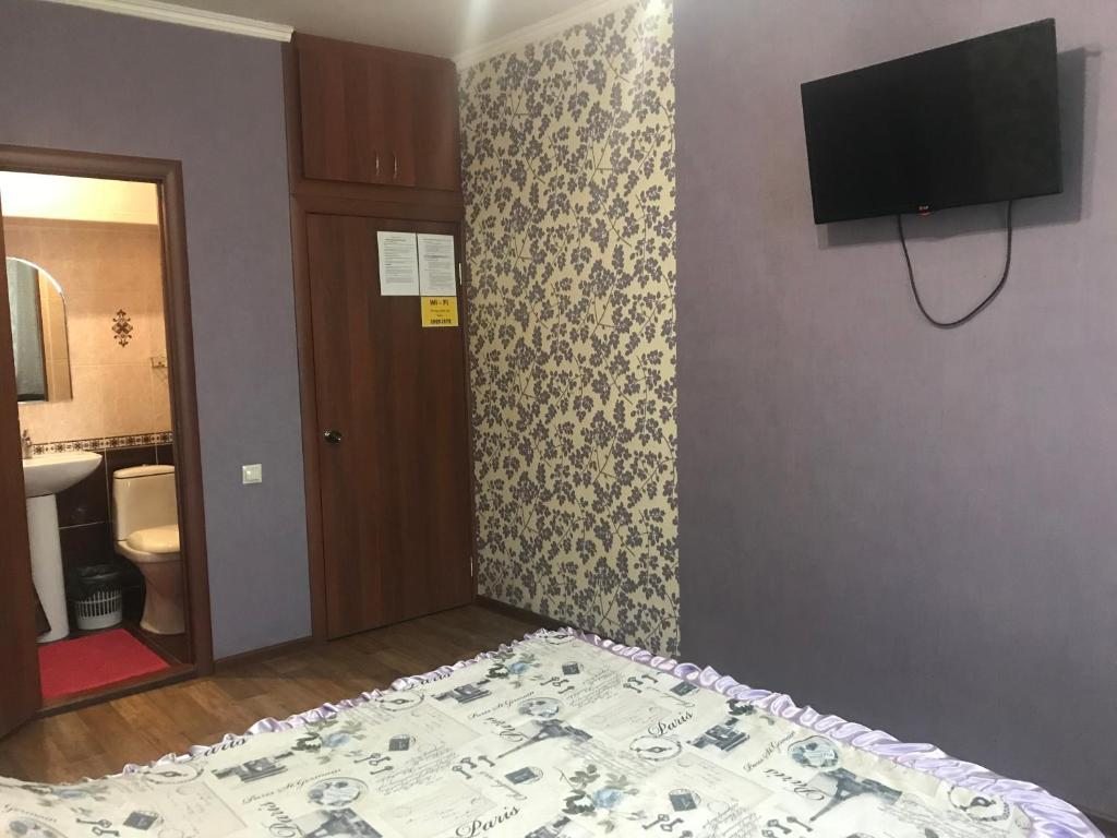 Двухместный (Двухместный номер с 1 кроватью и собственной ванной комнатой) отеля На Челюскинцев, Омск
