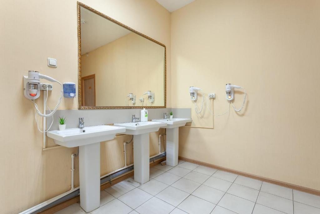 Двухместный (Двухместный номер без окна с 1 кроватью и общей ванной комнатой) отеля Москва Красносельская