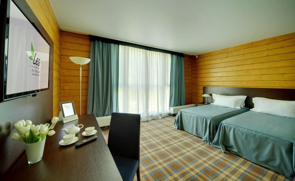 Двухместный (Улучшенный двухместный номер с 1 кроватью или 2 отдельными кроватями) загородного отеля LES Art Resort, Дорохово