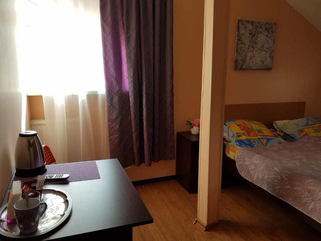 Двухместный (Двухместный номер с 2 отдельными кроватями и общей ванной комнатой) отеля На Тургеневской 8Б, Солнечногорск