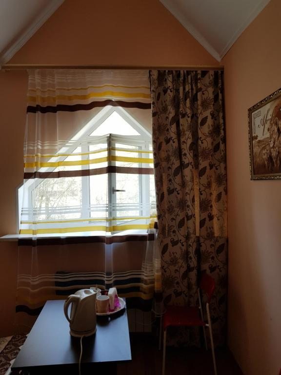 Двухместный (Двухместный номер с двуспальной кроватью и дополнительной кроватью) отеля На Тургеневской 8Б, Солнечногорск