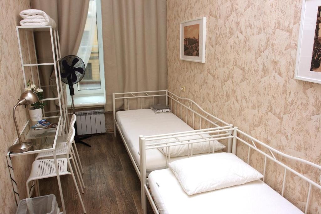 Двухместный (Двухместный номер с 2 отдельными кроватями и общей ванной комнатой) гостевого дома Невский 13, Санкт-Петербург