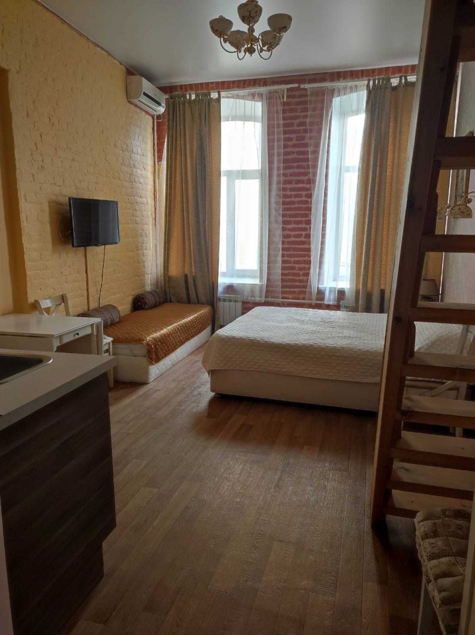 Студио (Номер-студио семейный для размещения до 5 человек) апартамента Невский уют, Санкт-Петербург