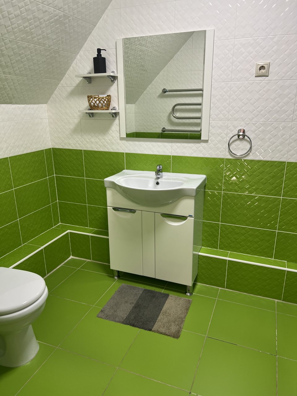 Просторная уборная с душевой кабиной.