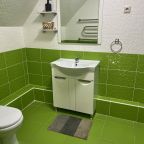 Просторная уборная с душевой кабиной.