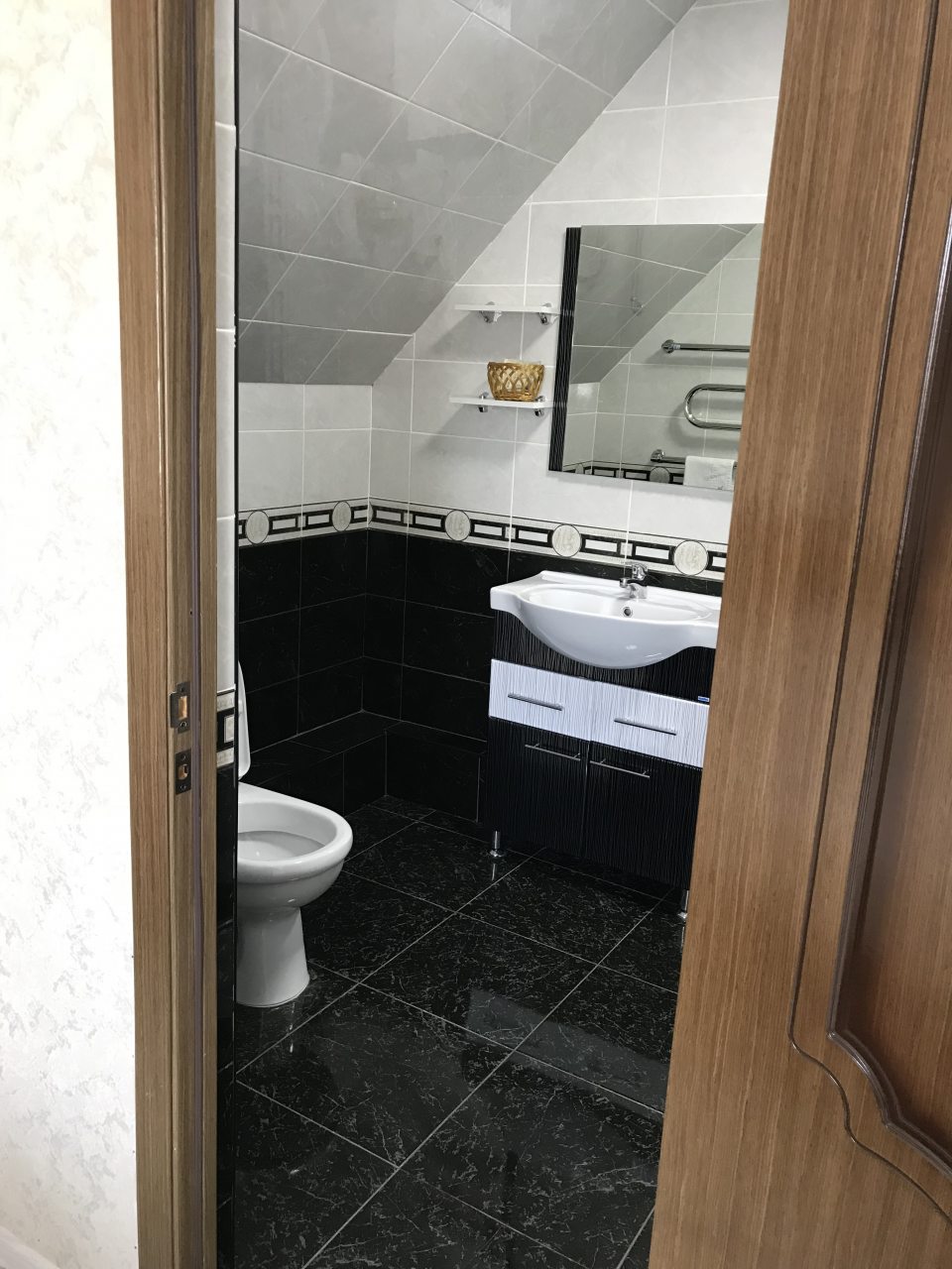 Просторная душевая комната