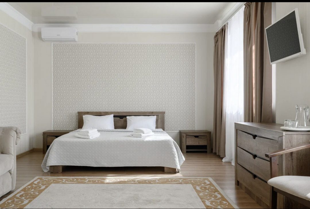 Двухместный (Улучшенный двухместный номер с 1 кроватью) гостиницы Европа, Астрахань