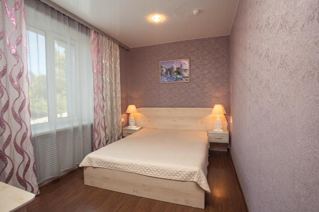 Двухместный (2-х комнатный номер с 1 кроватью (люкс) гостиницы Изумруд, Кемерово