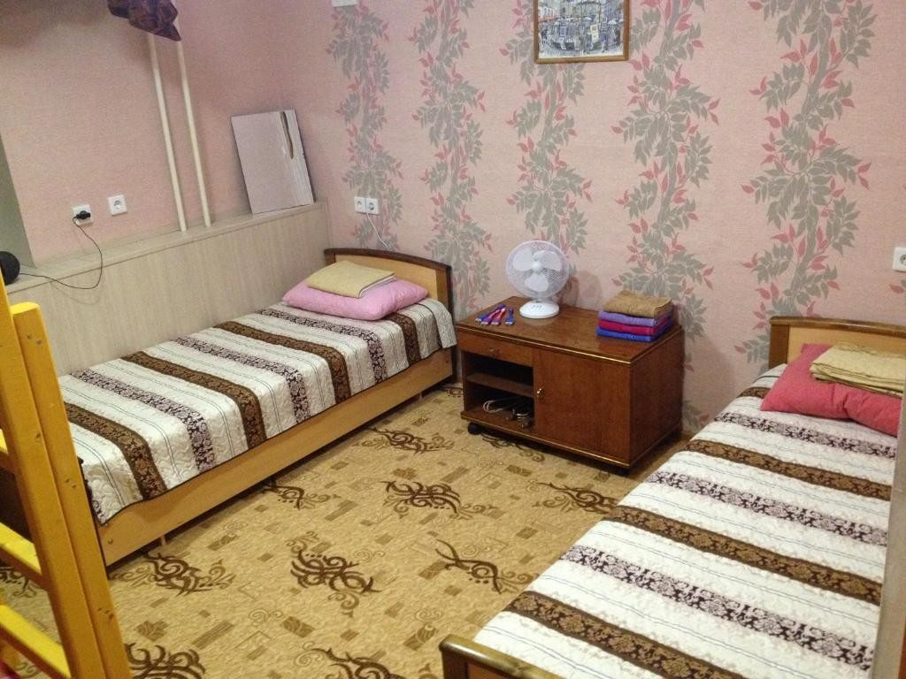 Семейный (Четырехместный номер с 2 отдельными кроватями и двухъярусной кроватью) мини-гостиницы Мини-отель Арка, Волгоград