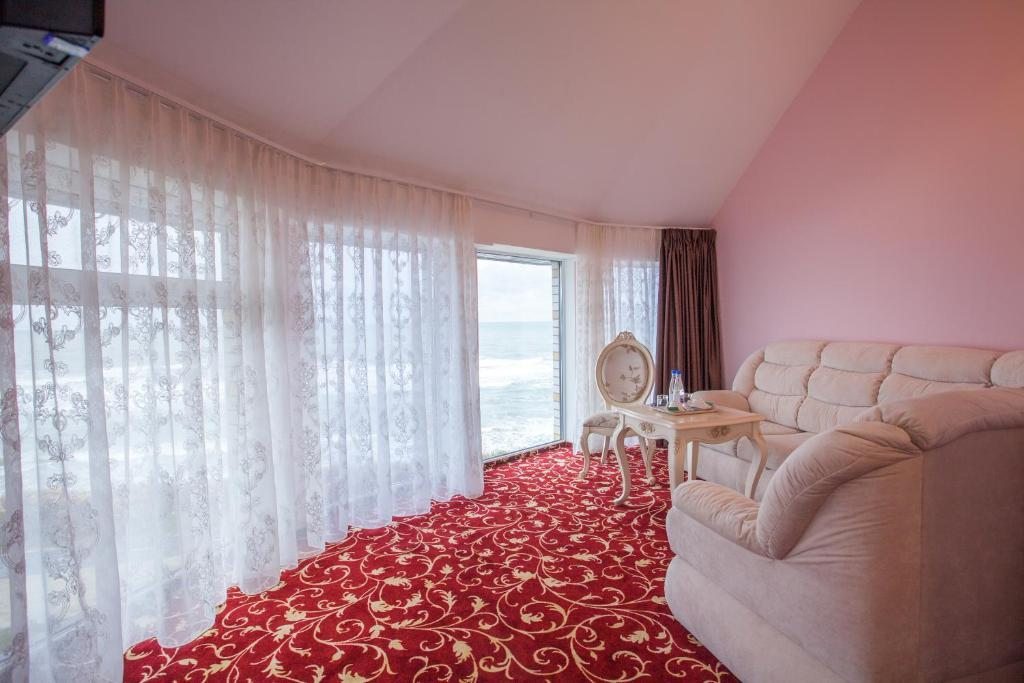 Сьюит (Улучшенный люкс с видом на море) отеля Золотая Миля, Зеленоградск