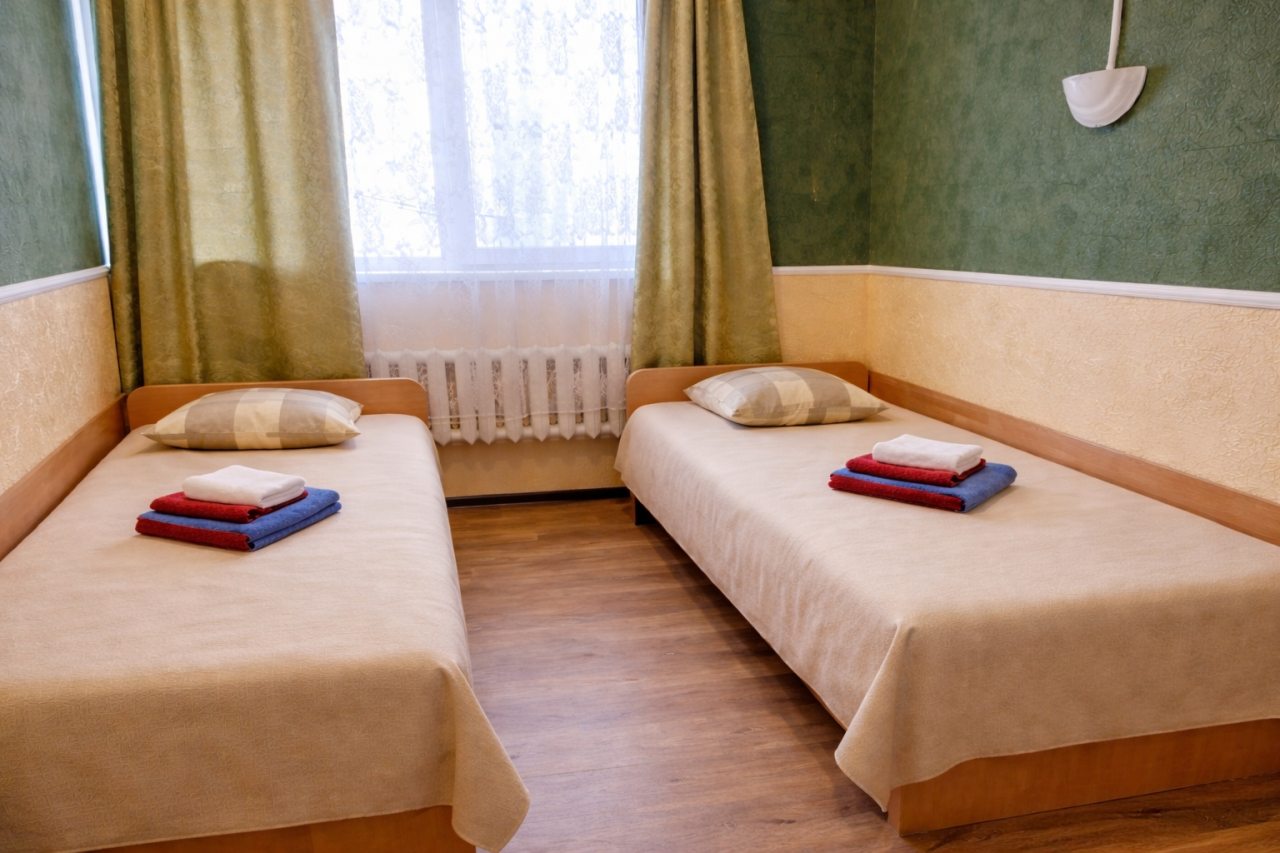 Две односпальные кровати в двухместном номере Супер эконом