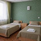 Две односпальные кровати и диван в номере Комфорт
