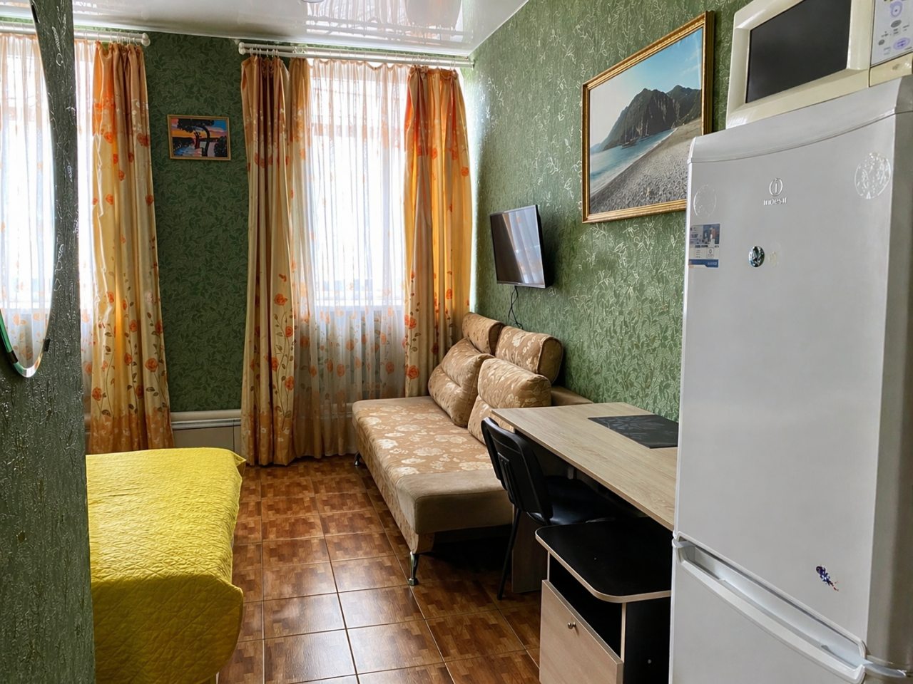 Кровать и раскладной диван в номере двухместный Полулюкс