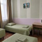3 односпальные кровати и раскладной диван в трехм.  комфорте