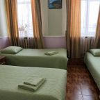 3 односпальные кровати и раскладной диван в трехм.  комфорте
