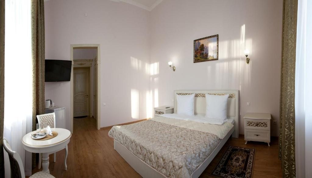 Двухместный (Большой двухместный номер с 1 кроватью 1,8*2,0) гостиницы Никольская, Тюмень