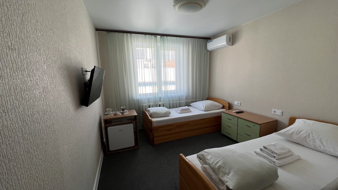Двухместный (Двухместный номер с 2 отдельными кроватями и душем) гостиницы Маяк, Тюмень