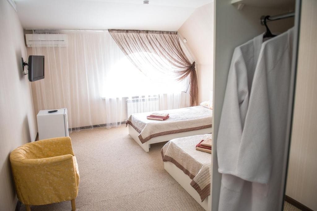 Двухместный (Двухместный номер с 2 отдельными кроватями и душем) гостиницы Тюменская, Тюмень