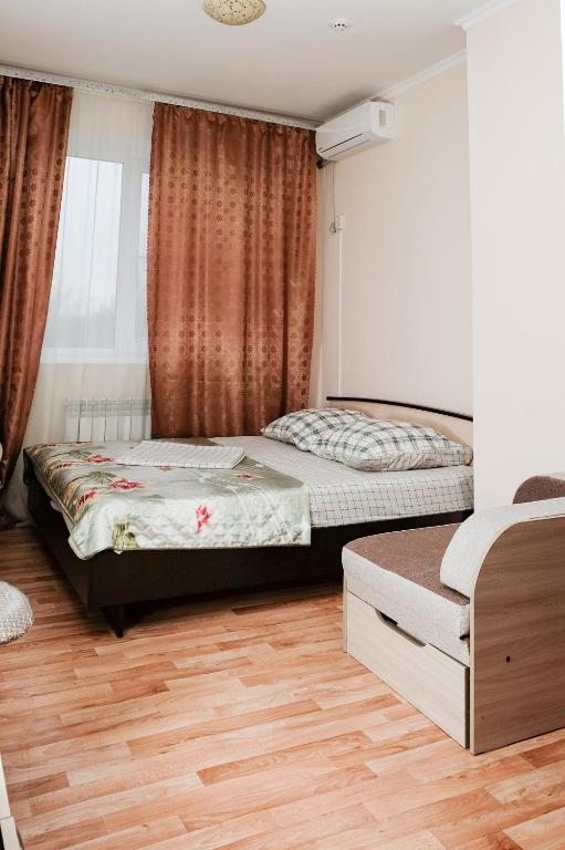 Двухместный (Двухместный номер с двуспальной кроватью и дополнительной кроватью) мини-гостиницы Благодатный, Каменск-Шахтинский