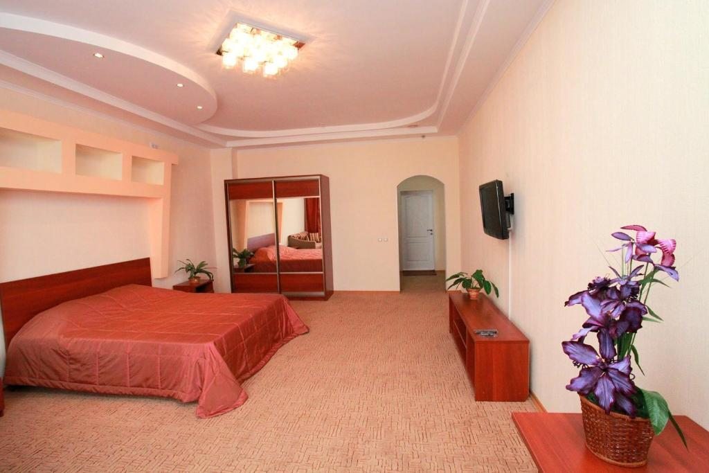 Двухместный (Улучшенный двухместный номер с 1 кроватью) отеля Атаман, Тольятти