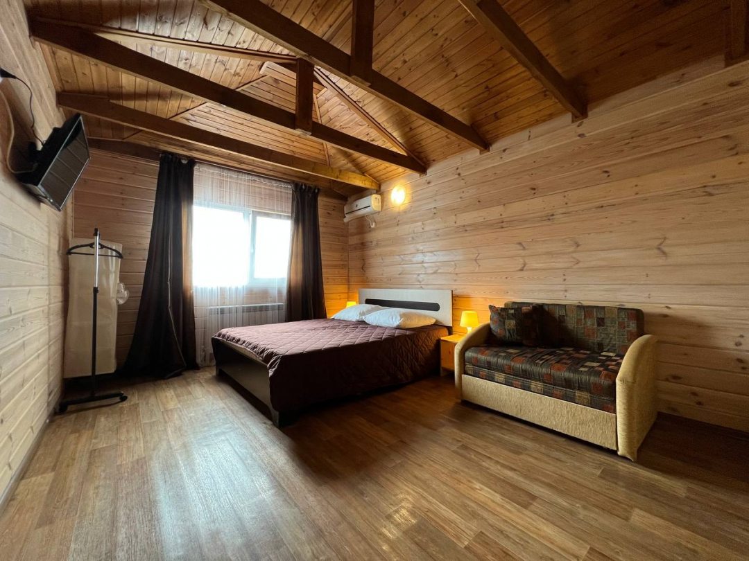 Двухместный (Улучшенный двухместный номер с 1 кроватью и диваном) гостевого дома Матрешка, Тольятти