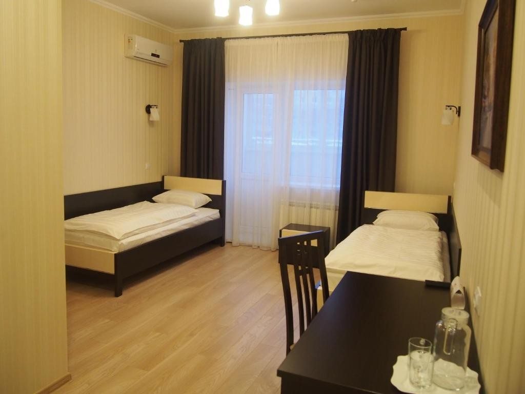 Двухместный (Двухместный номер с 1 кроватью или 2 отдельными кроватями и балконом) мини-отеля на Цветном, Тольятти