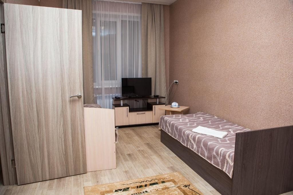 Трехместный (Трехместный номер с собственной ванной комнатой) отеля Виктория, Саранск