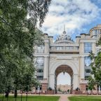 Поздний отъезд, Отель Скайпарк