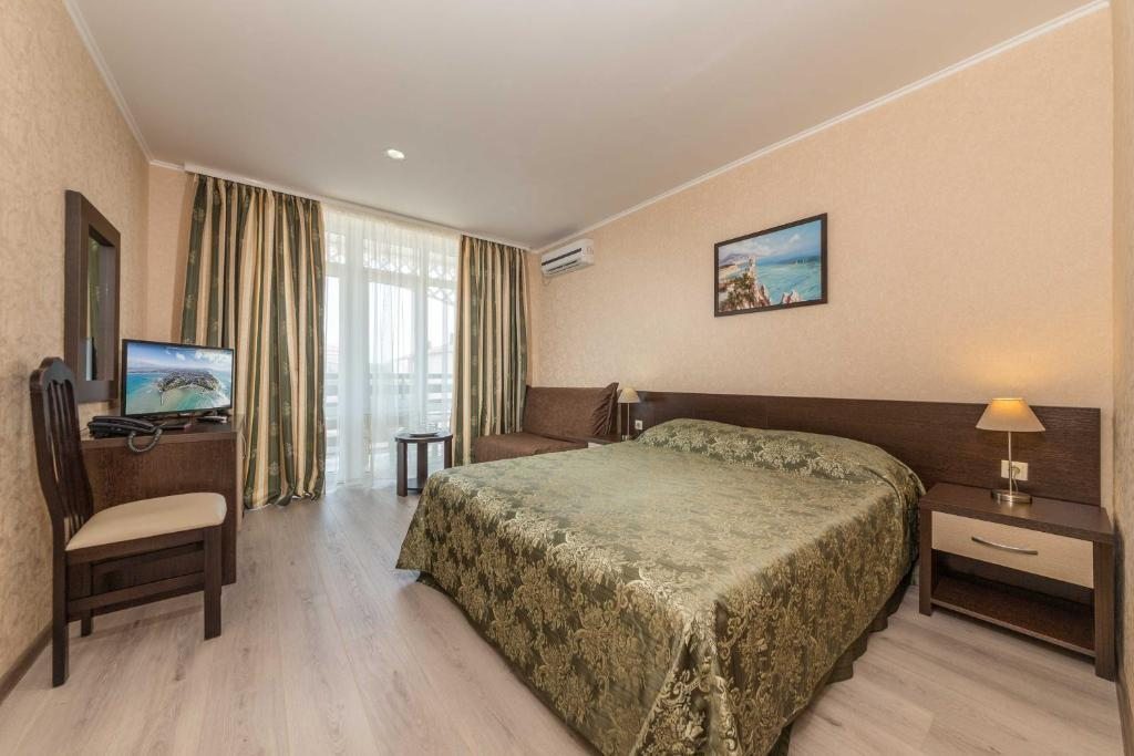 Двухместный (Стандартный двухместный номер с 1 кроватью или 2 отдельными кроватями и балконом) отеля Гранд Круиз, Анапа