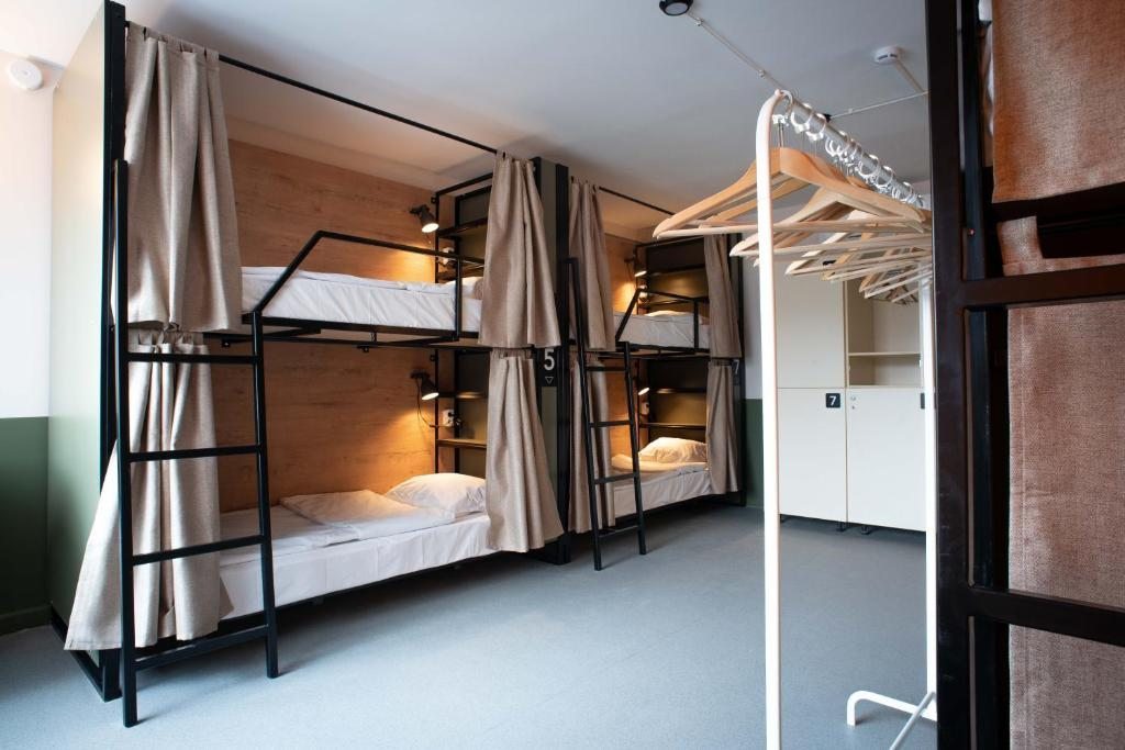 Восьмиместный (Кровать в общем 8-местном номере для мужчин и женщин) хостела Гутен Дак, Санкт-Петербург
