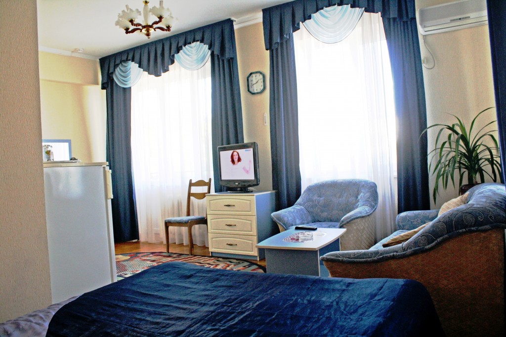 Четырехместный (Двухкомнатный номер с диваном для 2-5 чел.) отеля Якорь, Анапа
