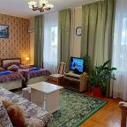 Удобный номер с двумя односпальными кроватями и диваном