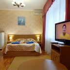 Приятный номер с двуспальной кроватью и диваном