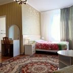 Номер двуспальная кровать и диван