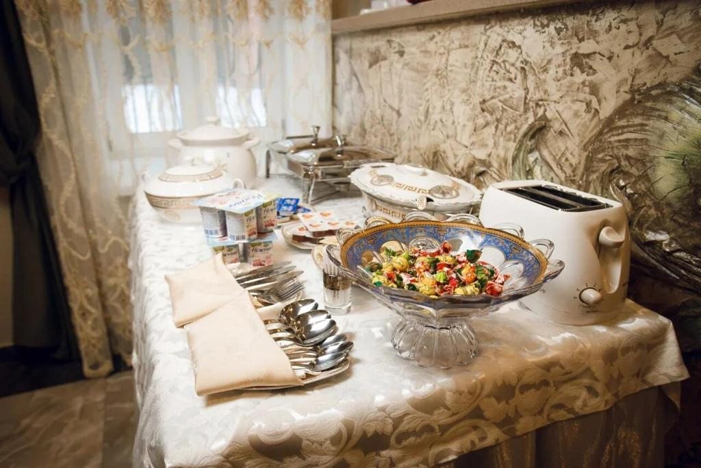 Все тарелки, стаканы, столовые приборы и другая кухонная посуда продезинфицированы, Отель Княгини Ухтомской