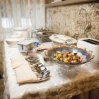 Все тарелки, стаканы, столовые приборы и другая кухонная посуда продезинфицированы, Отель Княгини Ухтомской
