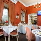 Для гостей отеля в ресторане Marco Polo ежедневно сервируется континентальный завтрак