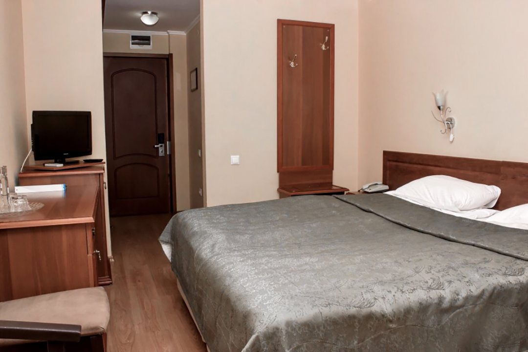 Двухместный (Двухместный стандарт с одной двуспальной кроватью) гостиницы Бригантина, Новороссийск